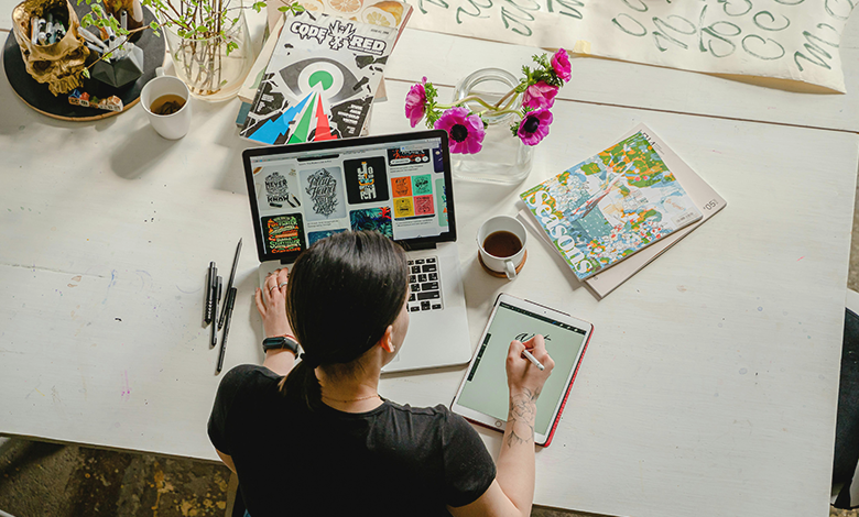 Freelance grafik tasarım yaparak para kazanmak.